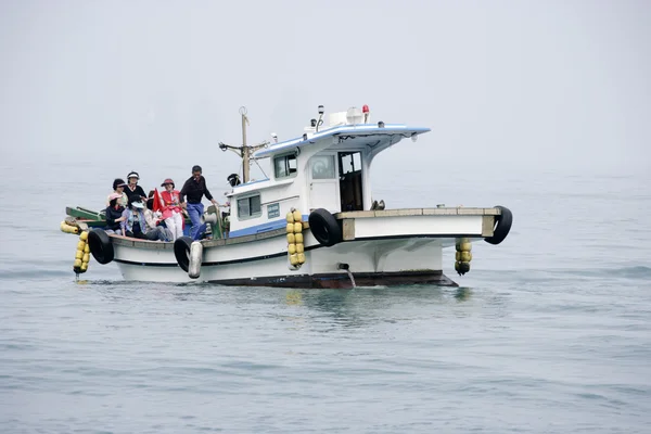 Osób podróżujących przez łódź ongyŏng somaemuldo — Zdjęcie stockowe
