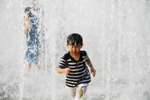 광장 분수에서 재미 아이 — 스톡 사진