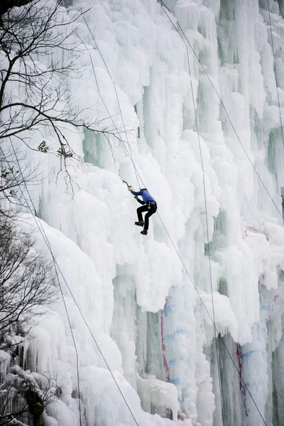 Escalada en hielo — Foto de Stock