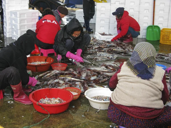 People at fish market — Stock Photo, Image