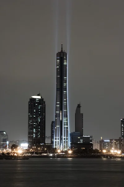 Los rascacielos de Yeouido en Seúl desde el otro lado del río Han —  Fotos de Stock