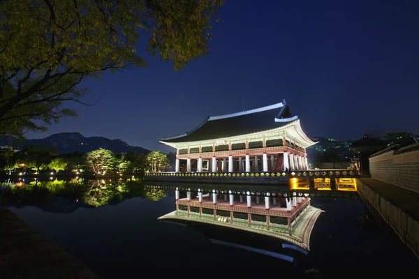 Night view of Gyeongbokgung  Palace in South Korea — Stock Photo, Image