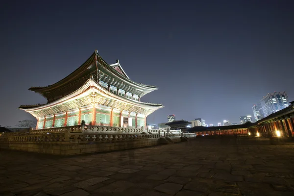 Vue de nuit du palais Gyeongbokgung en Corée du Sud — Photo