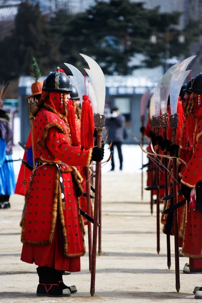 改变传统的文化活动在韩国的看门人 — 图库照片
