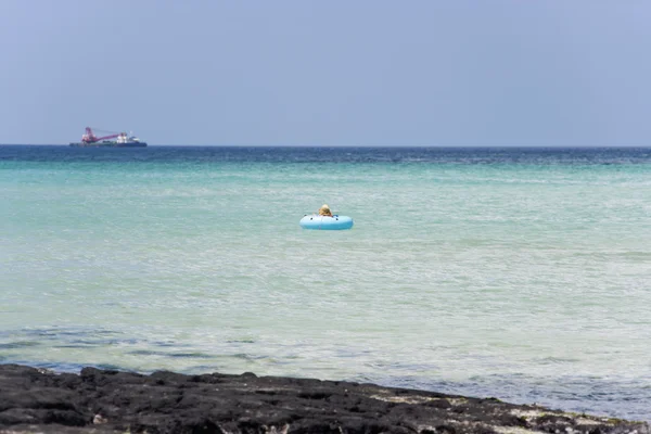 Personas descansan y se bañan en la hermosa isla de Jeju en Corea del Sur Hyeopjae Beach — Foto de Stock