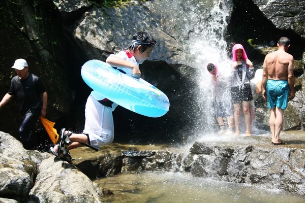 Les gens nagent aux chutes de Surak — Photo