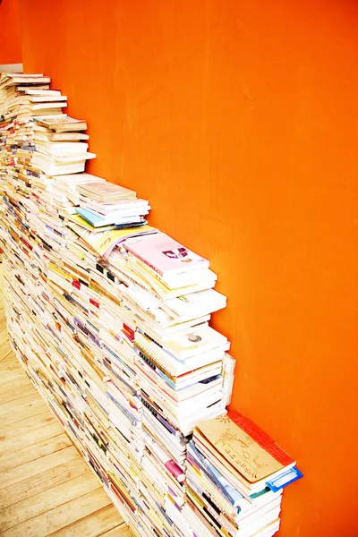Molti libri e riviste in libreria — Foto Stock