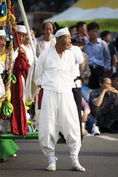 Ο άνθρωπος στο παραδοσιακό πανηγύρι στη Νότια Κορέα — Φωτογραφία Αρχείου