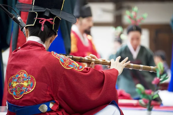 Mensen spelen op traditionele instrumenten — Stockfoto