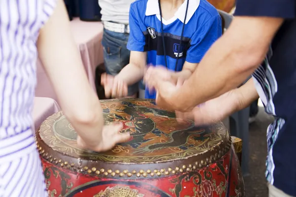 Děti v tvůrčí práci na festival keramiky — Stock fotografie