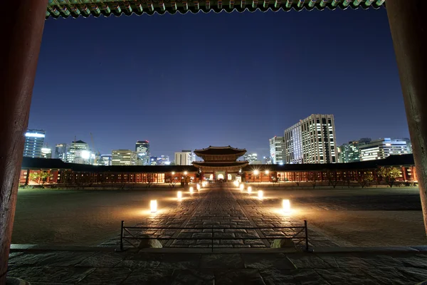 Vista nocturna del Palacio Gyeongbokgung en Corea del Sur — Foto de Stock