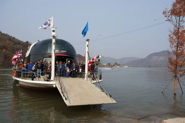 Touristes sur l'île croisière Nami — Photo