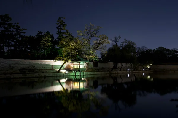 Vista nocturna del Palacio Gyeongbokgung en Corea del Sur — Foto de Stock