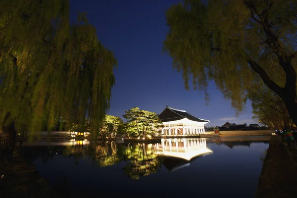 Vista noturna do Palácio Gyeongbokgung na Coreia do Sul — Fotografia de Stock