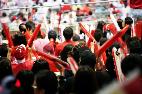 Animando a la multitud —  Fotos de Stock