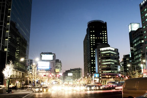Tráfego de carros noturnos em Seul — Fotografia de Stock