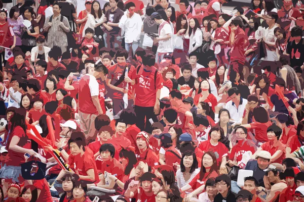 韓国ワールド カップ通り歓声を上げる群衆 — ストック写真