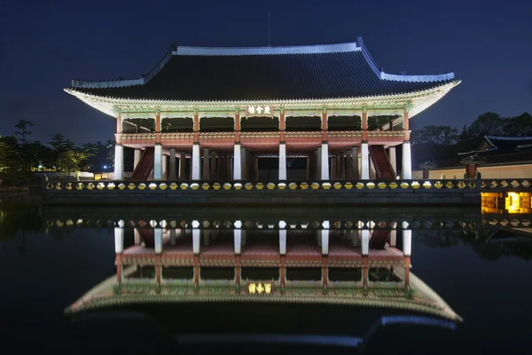 Vista notturna del Palazzo Gyeongbokgung in Corea del Sud — Foto Stock