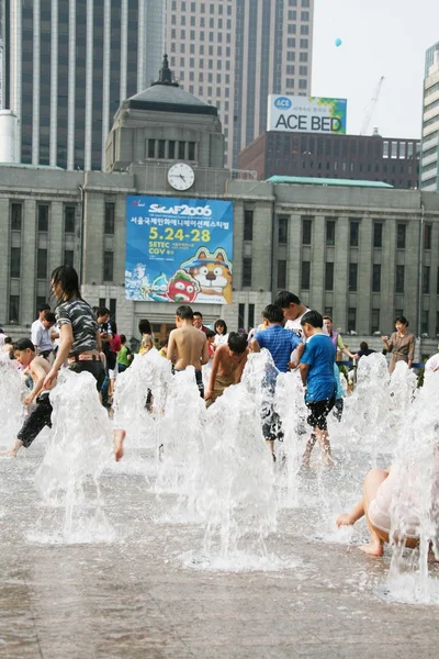 Kids having fun at Square Fountain — Stock Photo, Image