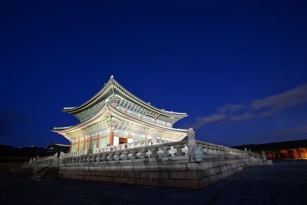 Vue de nuit du palais Gyeongbokgung en Corée du Sud — Photo