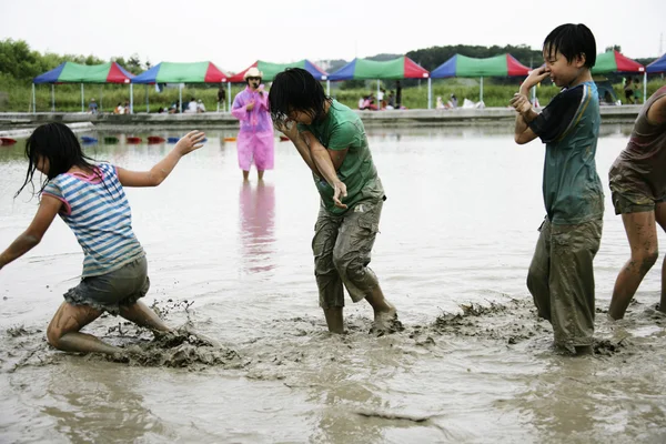 Niños jugando en el agua durante el festival — Foto de Stock