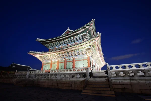 Noční pohled na palác gyeongbokgung v Jižní Koreji — Stock fotografie