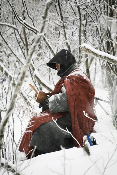 Man zit in de sneeuw op de berg taebaek — Stockfoto