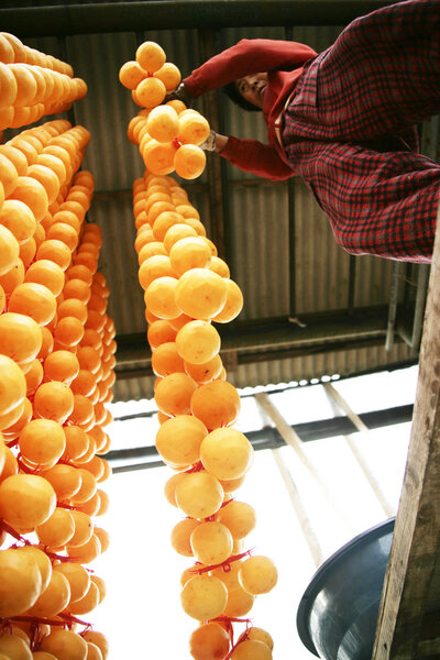 Сушеная хурма на деревенском рынке
