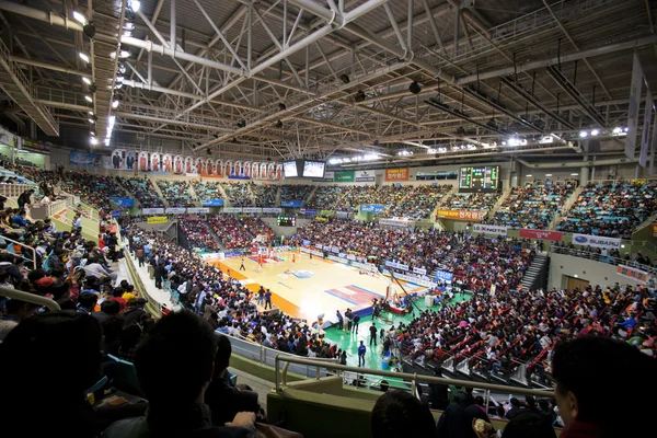 Arena de baloncesto deportivo durante el juego —  Fotos de Stock