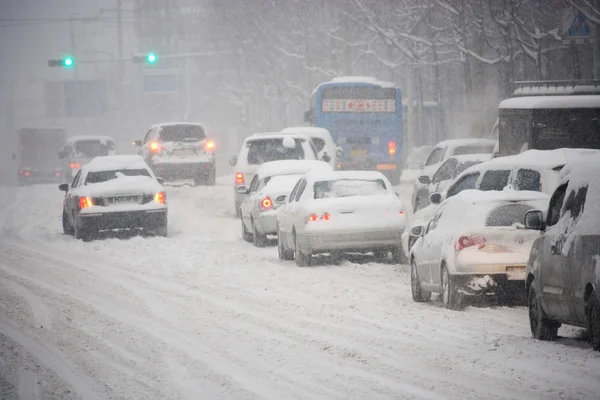 Snowy storm on the roads with traffic — Stock Photo, Image