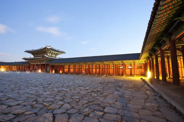 Noční pohled na palác gyeongbokgung v Jižní Koreji — Stock fotografie