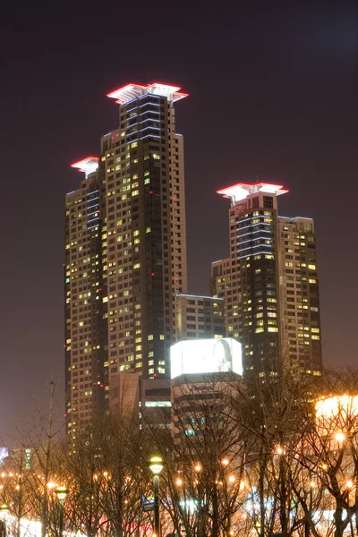 Vacker natt syn på byggnader — 图库照片