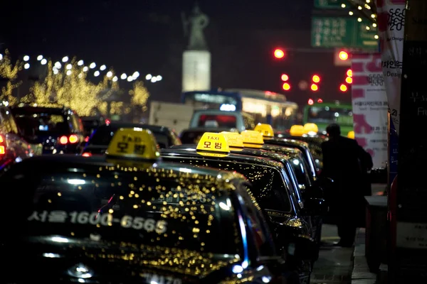 Taxi en las calles de la noche Seúl —  Fotos de Stock