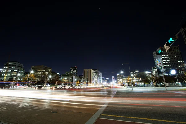 Nacht verkeer in de buurt van gyeongbokgung paleis — Stockfoto