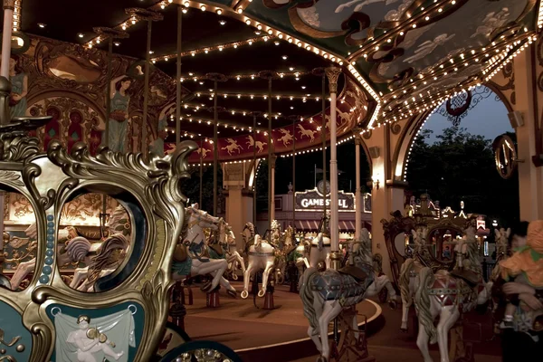 Carrousel in pretpark — Stockfoto