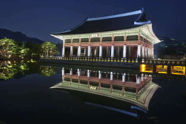 Vista notturna del Palazzo Gyeongbokgung in Corea del Sud — Foto Stock