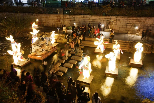 Uma bela vista noturna de Cheonggyecheon Seul — Fotografia de Stock