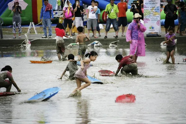 Bambini che giocano in acqua durante il festival — Foto Stock