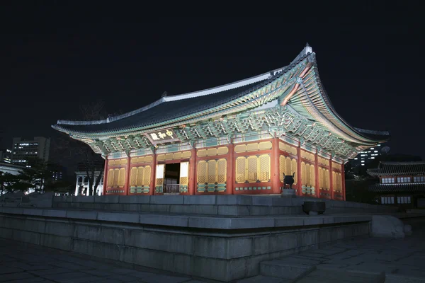 Vue de nuit du vieux palais Deoksugung — Photo