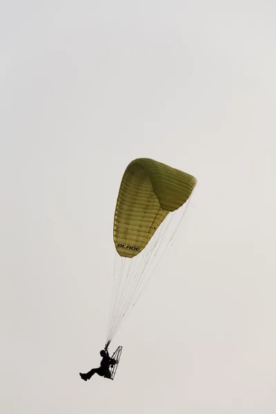 Colorido asa-delta no céu — Fotografia de Stock