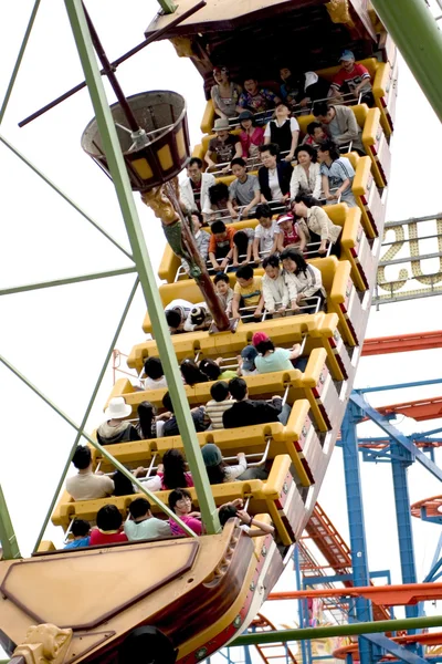 Lidé jezdí na velké lodi v zábavním parku — Stock fotografie