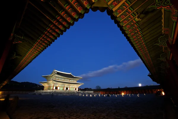 Vista noturna do Palácio Gyeongbokgung na Coreia do Sul — Fotografia de Stock