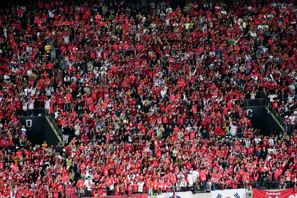 Spettatori su una tribuna dello stadio — Foto Stock