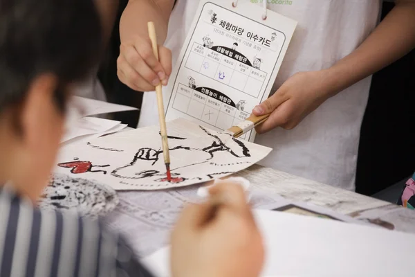 Bambini impegnati in lavori creativi al Festival della ceramica — Foto Stock
