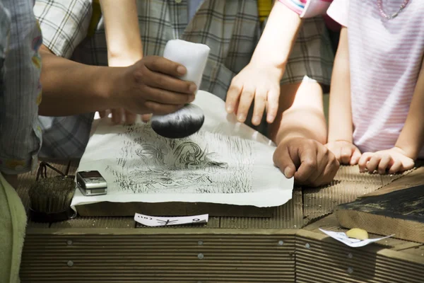 Enfants engagés dans un travail créatif au Festival de poterie — Photo
