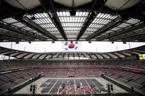 Jásající dav na stadionu při mistrovství světa v Jižní Koreji — Stock fotografie