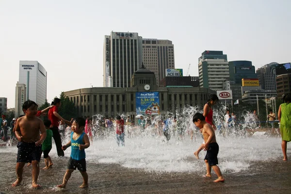 Les enfants s'amusent à Square Fountain — Photo