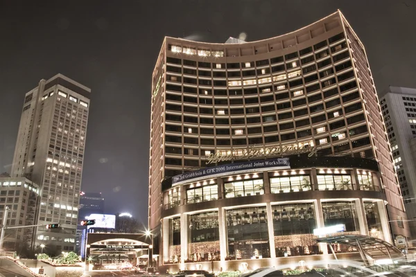 Bela vista noturna de edifícios — Fotografia de Stock