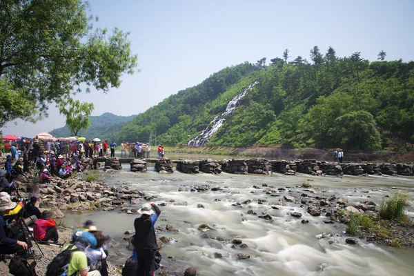 Traditional festivals on   Nongdari Bridge — Stock Photo, Image