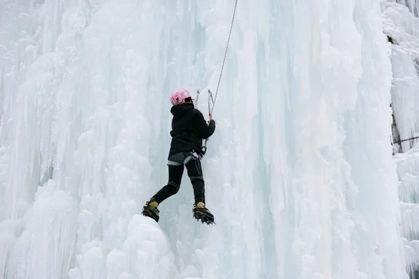 Ice climbing — Stock Photo, Image